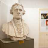...e in un angolo fa ancora mostra di s� il suo busto realizzato dallo stesso Stella (colui che don� l�immobile)